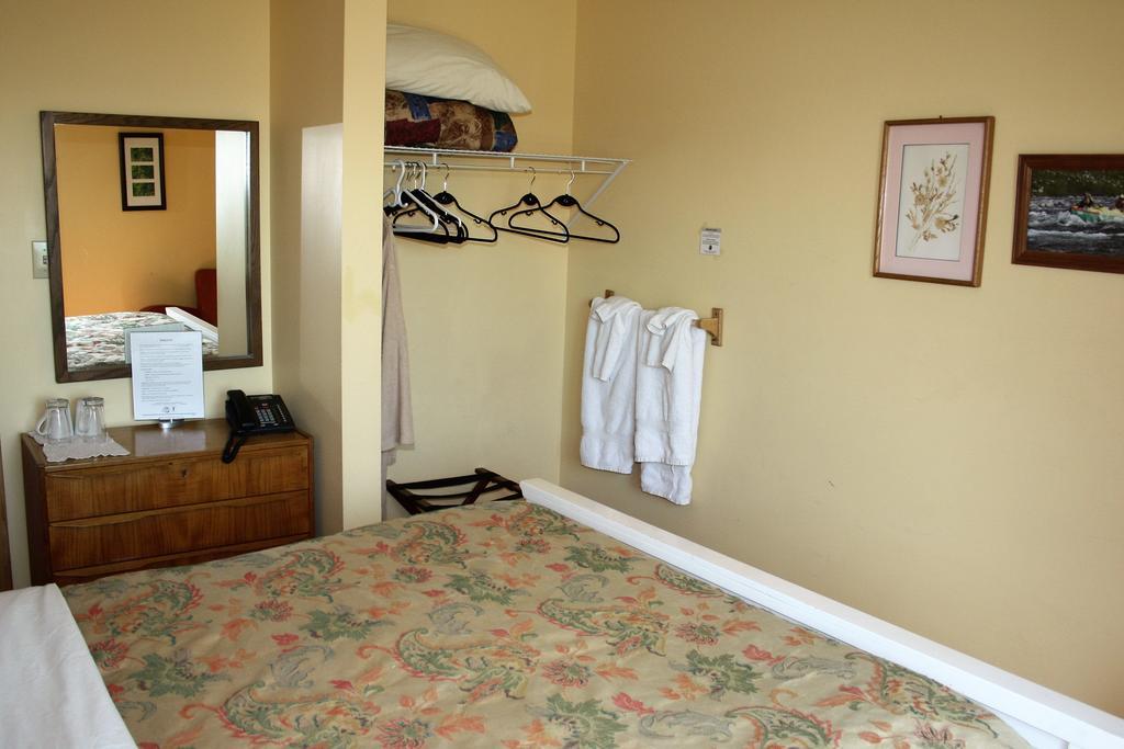 Aurora Bayside Inn Yellowknife Zimmer foto